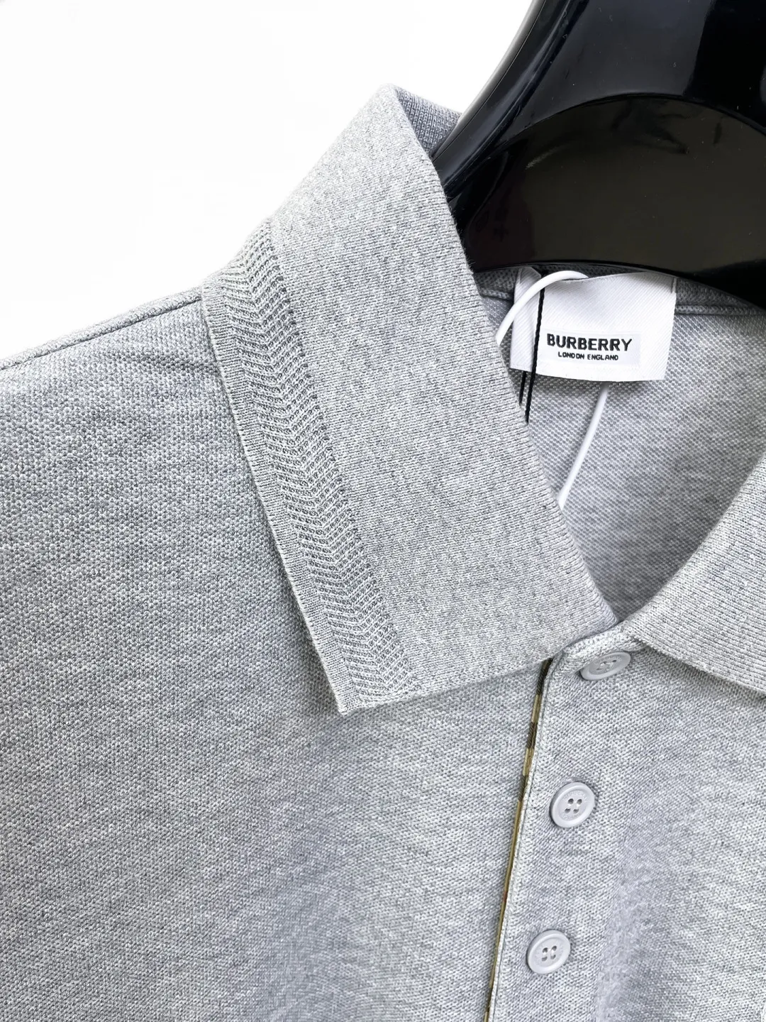 Burberry New Arrival long-sleeved Polo shirt, original fabric, official Same Style, made of 260 grams of pure cotton pique fabric, custom-made in the same vat, feels very comfortable and smooth, very wide and stylish, produced by a first-line brand Factory. The collar and collar ribs are woven with imported yarn and will not deform after long-term wear. The most New Arrival style in spring and summer, fashionable and individual, super Versatile and good-looking, very suitable for both men and women, a must-have style. Size: S-XXL